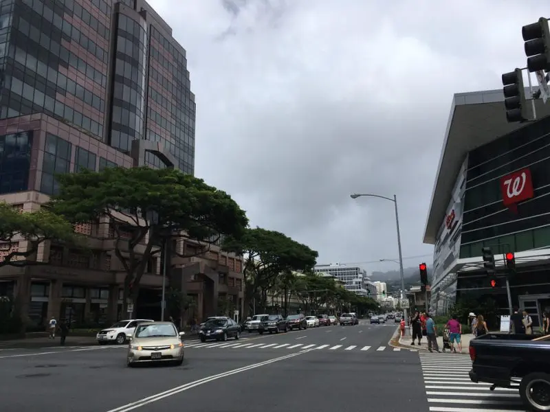 アラモアナセンターからのびるキーアウモク通り(Keeaumoku Street)