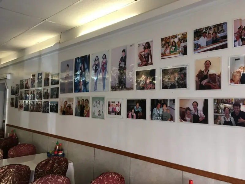 壁一面に貼られた有名人との写真