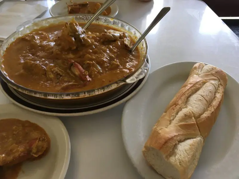 名物のカニカレーはフランスパンとともに