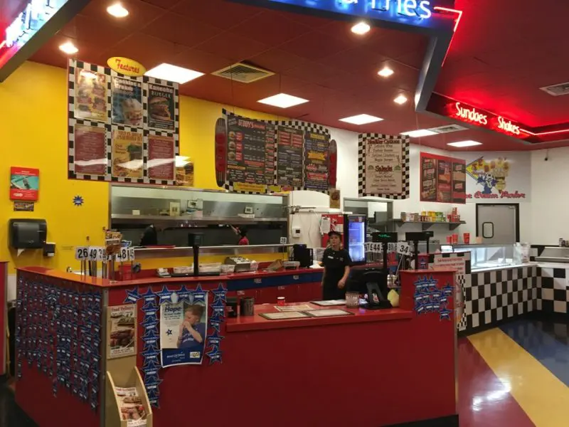 原色を使った派手な店内