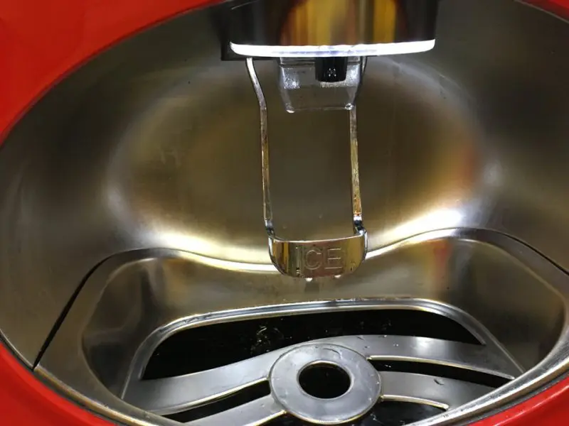 種類豊富なドリンクバー。レバーを押すと氷が出ます