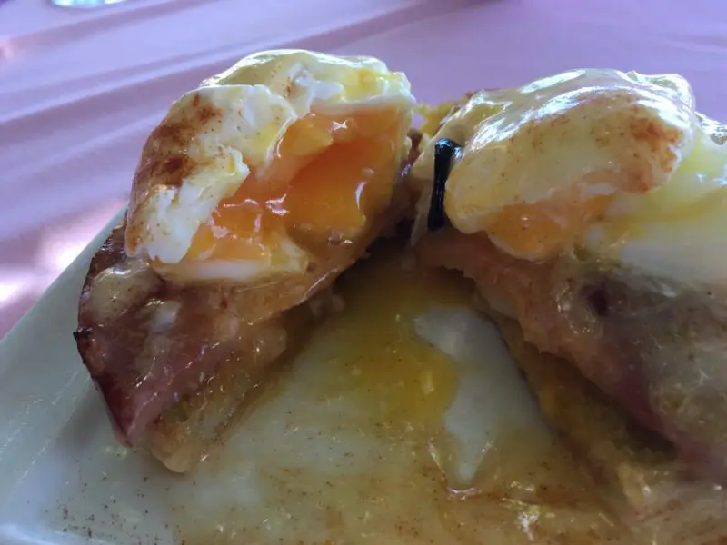 名物のカイマナ・エッグベネディクト。卵は半熟トロトロ