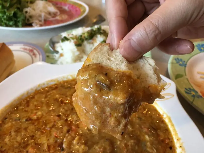 別売りのフランスパンでカニカレーをすくって