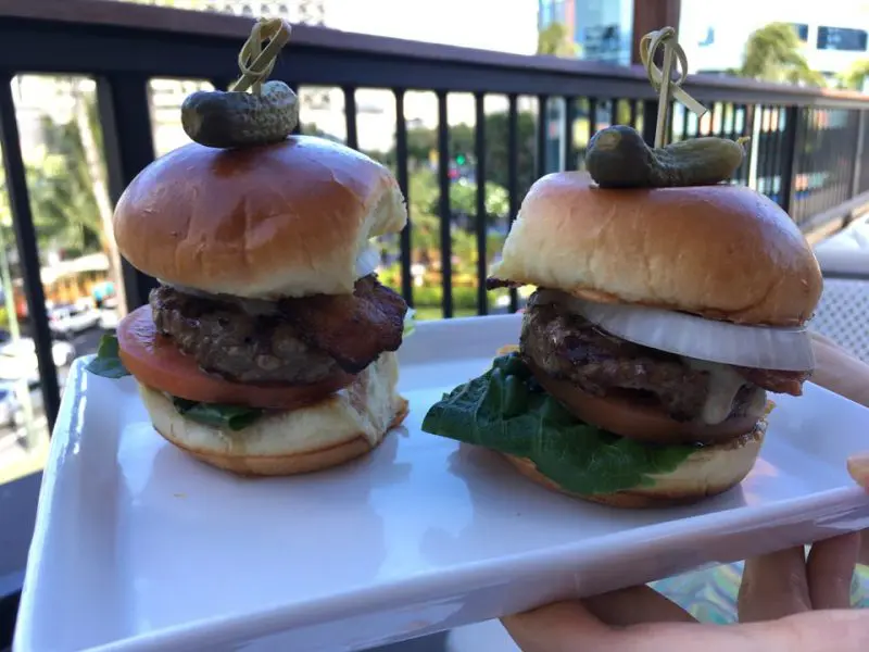 チーズバーガースライダー(当時9ドル)