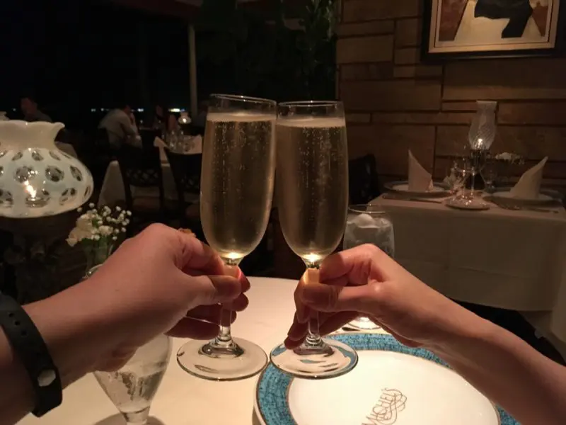 スパークリングワインで乾杯