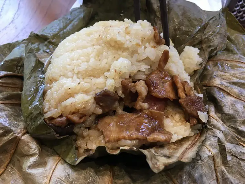 具だくさんでハンドボール大の蓮の葉ちまき