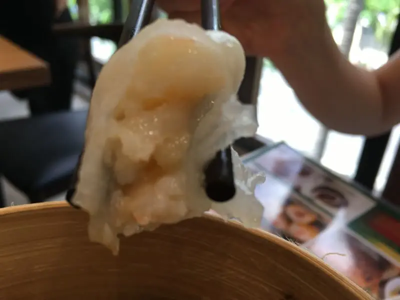 ぷりぷりのエビが入っています