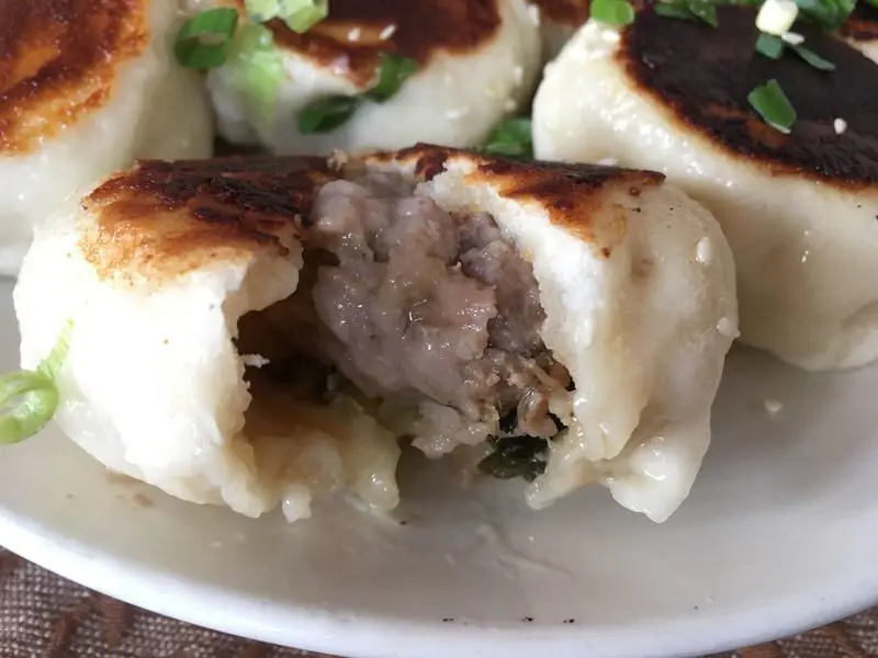 生煎包の中には肉がぎっしり！
