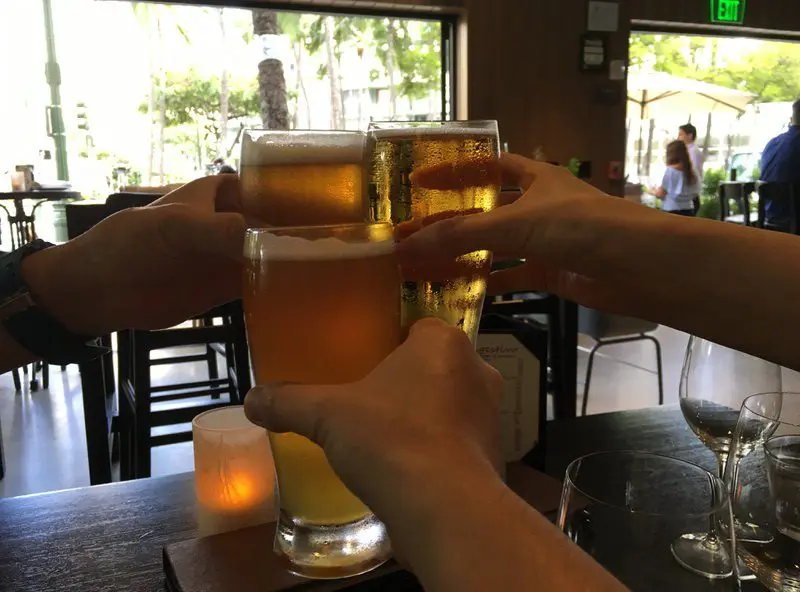 ハッピーアワーのビールで乾杯
