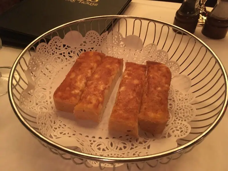 お通しの名物チーズブレッド