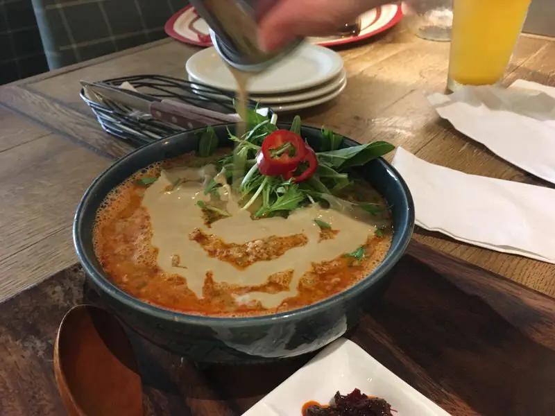 付属のピーナッツソースをかけた坦々フォー