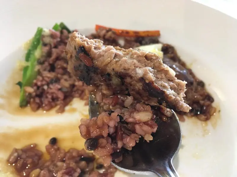 粗挽きでしっかりしたロコモコのハンバーグ