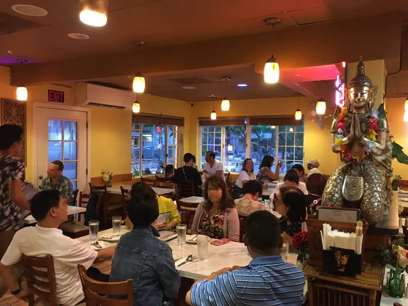 店内の様子。奥に金色の仏像がある