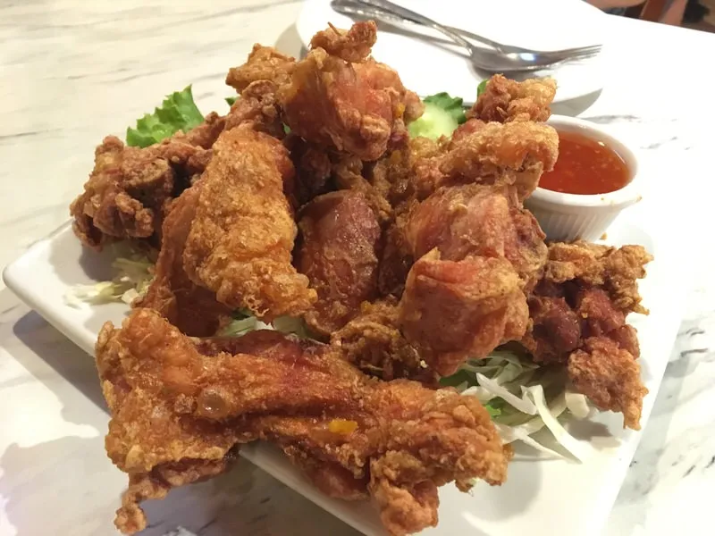 ガイトード(タイ風フライドチキン)。スイートチリソース付き