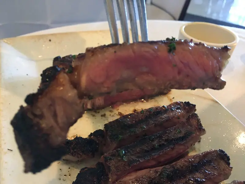 ミディアムに焼き上げられたリブアイ