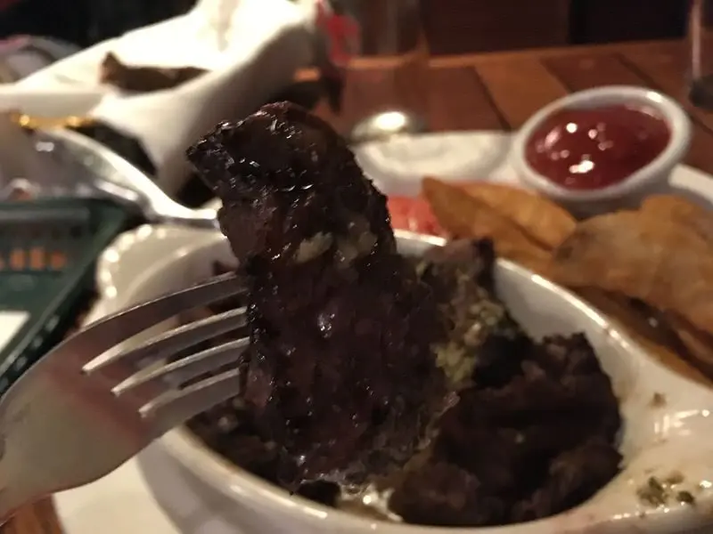 ガーリックたっぷり、いい焼き具合のステーキ