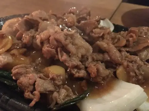 鉄板でアツアツのポノポークの生姜焼き