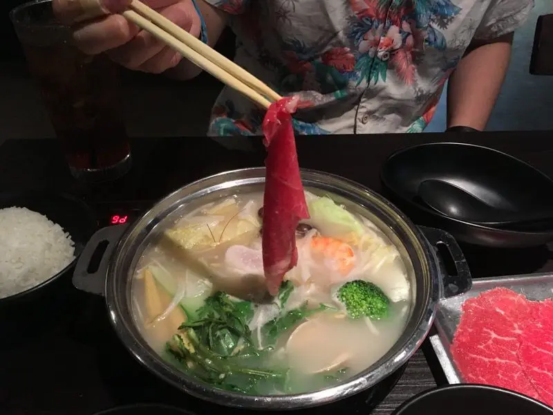 豚骨鍋に牛肉を投入