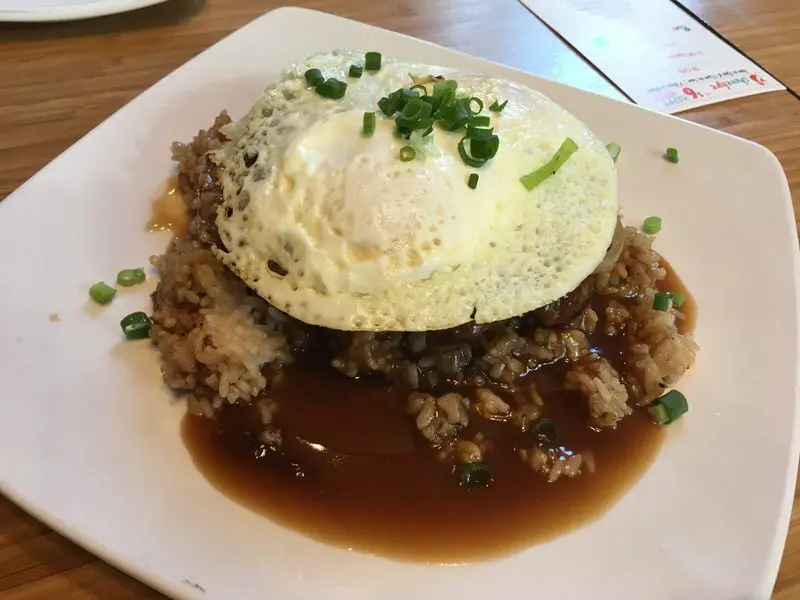 50/50 ロコモコ。ハンバーグと目玉焼きにグレイビーがたっぷり