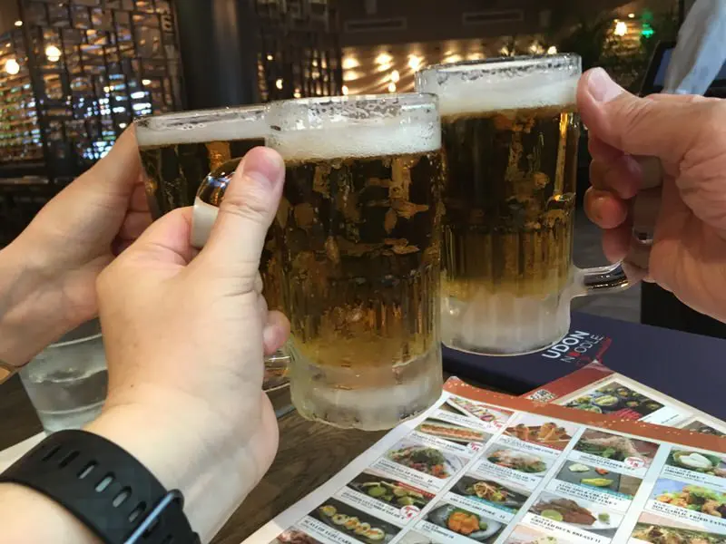 サッポロ生が当時1.99ドル(通常5ドル)で乾杯