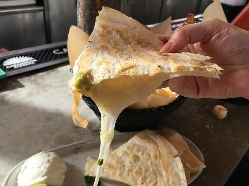 チーズたっぷりのケサディーヤ
