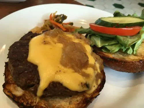 ハワイ島産グラスフェッドビーフのチーズバーガー(当時9ドル)